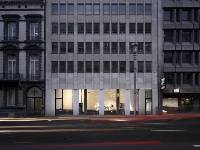 西经89°、北纬51°、东经4°
注:在英文中,W 代表 West(西经),N 代表 North(北纬),E 代表 East(东经) ,一般地理坐标表示经纬度度数时 ° 符号会省略,这里按规范添加符号进行符合中文表达习惯的翻译 丨比利时-1