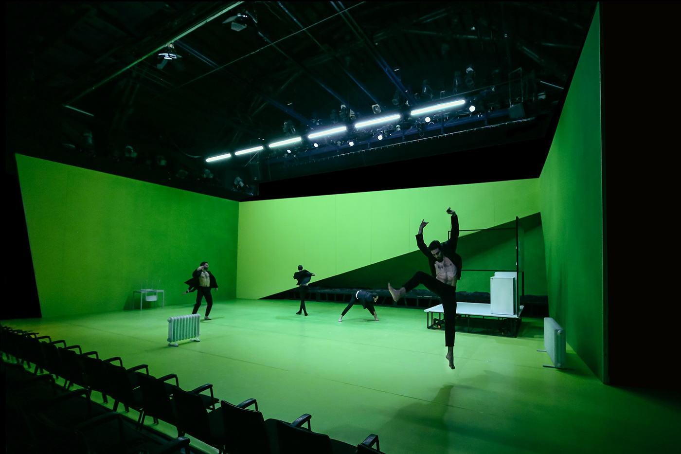 舞动冬日之旅——德国 Saarbrücken 国立歌剧院的舞蹈晚会设计-10