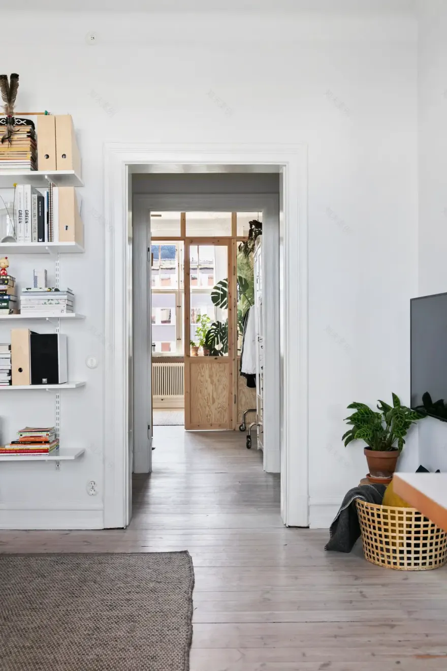 瑞典小公寓打造婴儿房,木质隔墙营造宁静空间-4