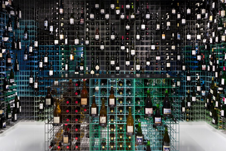 德国 Stuttgart 彩虹葡萄酒商店,创新搁架系统展现空间利用之美-15