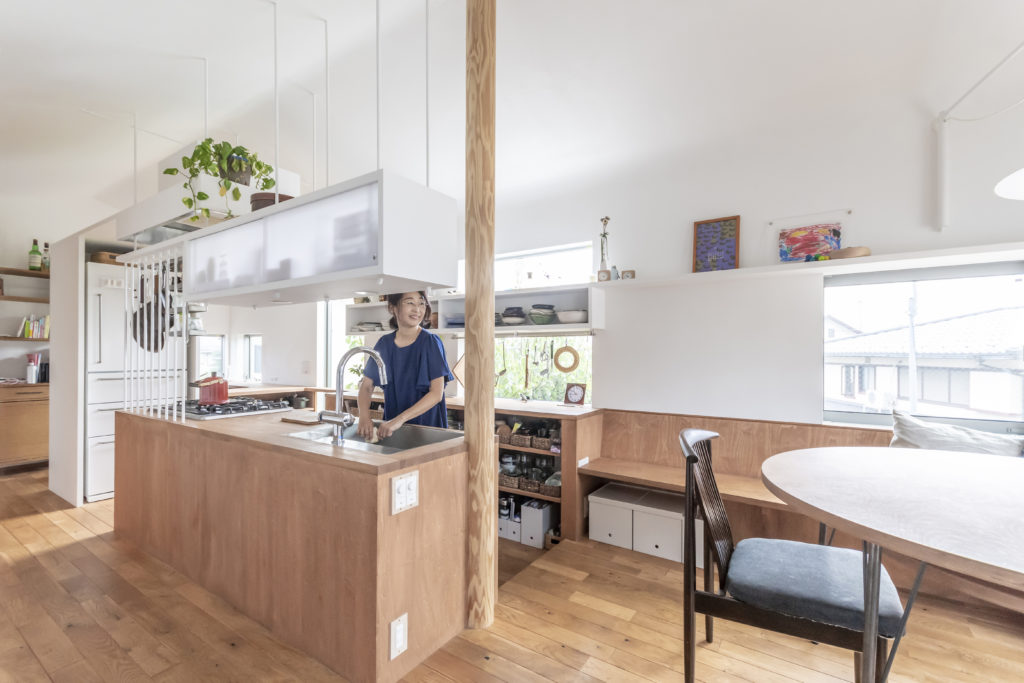 広い敷地につくった2世帯住宅 階段室を中心にいろんな居場所のある家 | Architecture | 100%LiFE-5