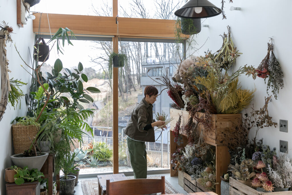 高台から緑豊かな公園を望む　緑の専門家夫妻が建てた 星型の実験住宅 | Green | 100%LiFE-4