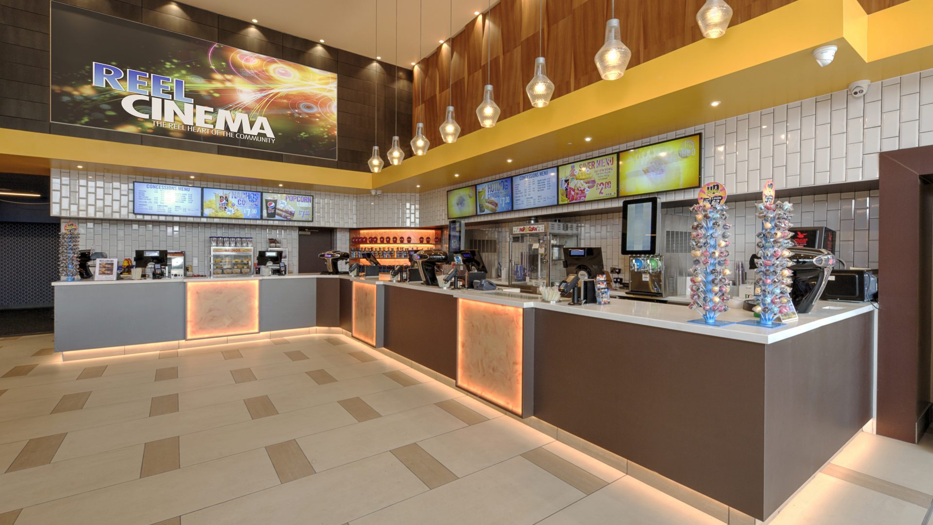 卷轴电影院；胶片电影院

注：reel常见有卷轴；胶片等意思，结合语境Cinema推测此处Reel若代指影院播放形式可理解为与胶片播放有关，所以有以上两种翻译，在没有更多背景信息下难以确定唯一含义若需更精准的唯一翻译，可提供更多原文语境 丨NBDA Architects-22