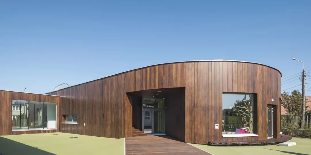 波兰幼儿园 | 犹如漂浮的小岛，鼓励孩子欢快奔跑-1