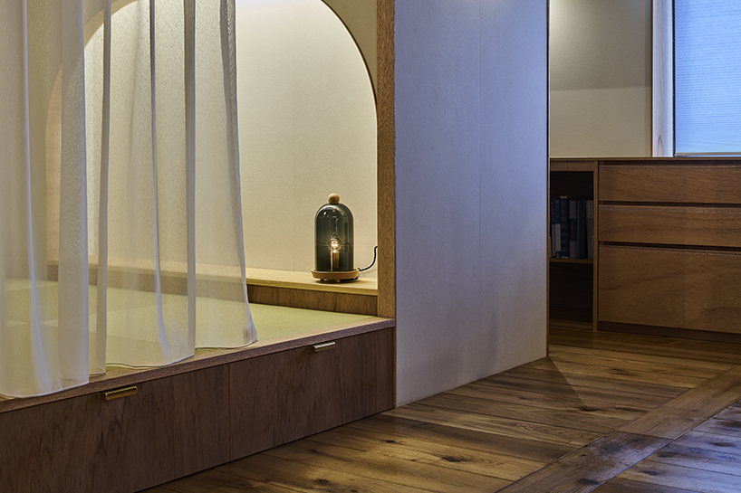 日本横滨'room206'公寓 | 木质岛屿卧室成为空间核心-17