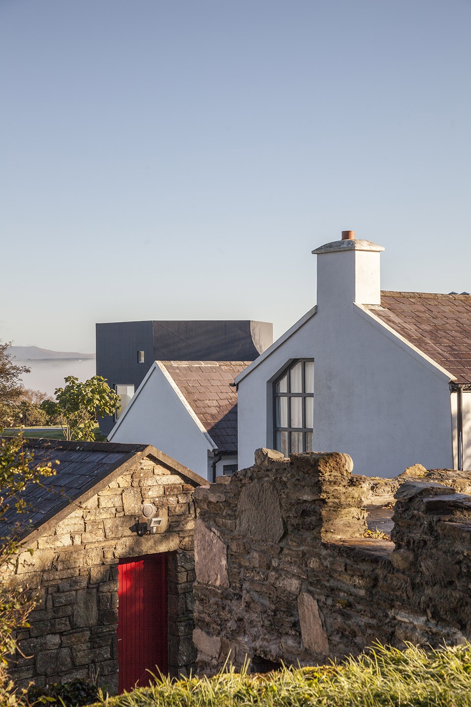 爱尔兰乡间扩建住宅,雕塑般的木结构与绝美景观相融-9