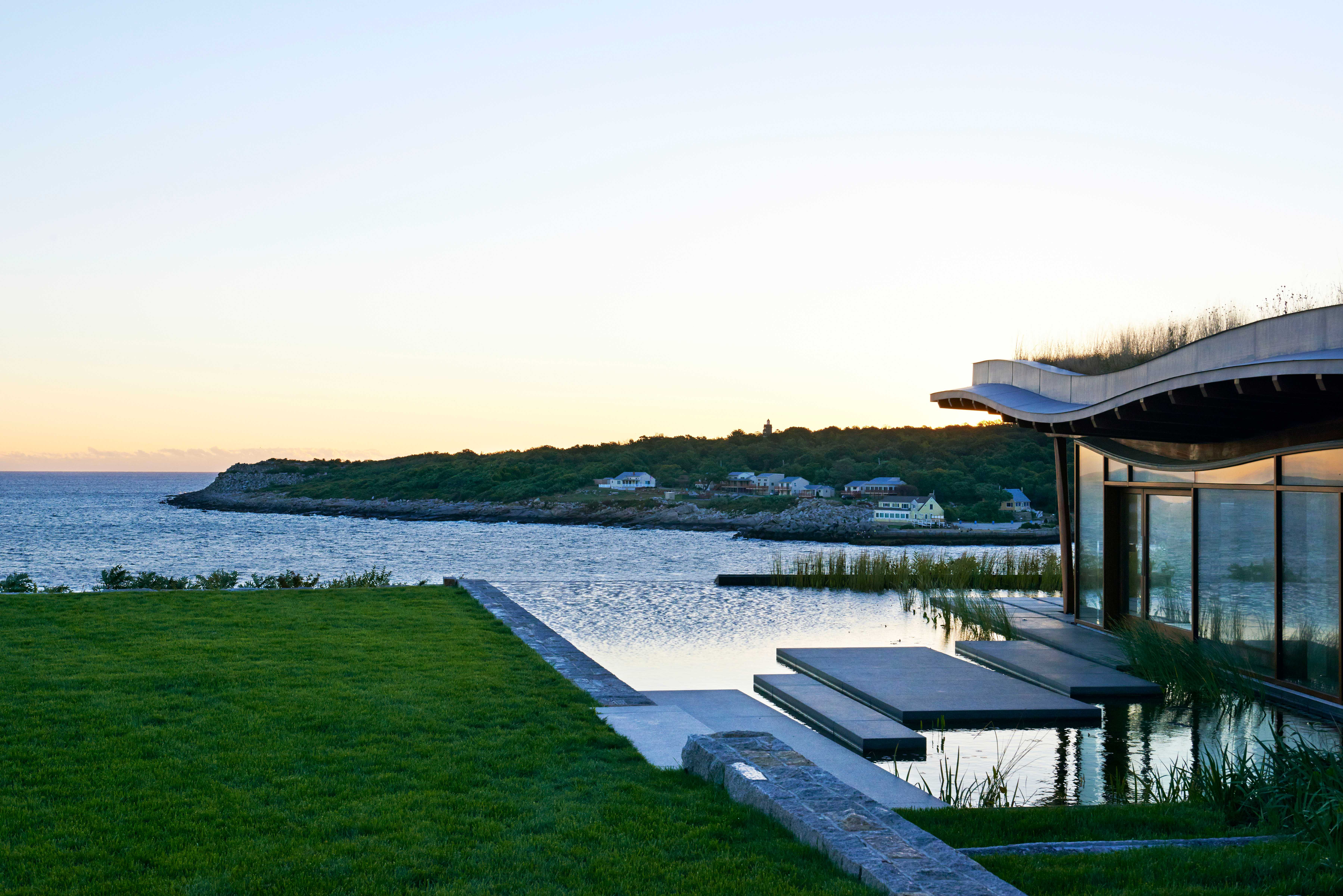 悬崖之上的绿色泳池住宅-4