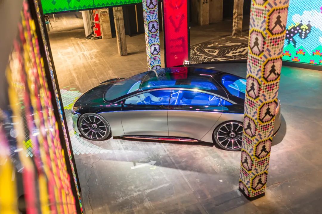 梅赛德斯奔驰 Vision EQS 与比利时时装设计师联名设计展丨德国柏林-30