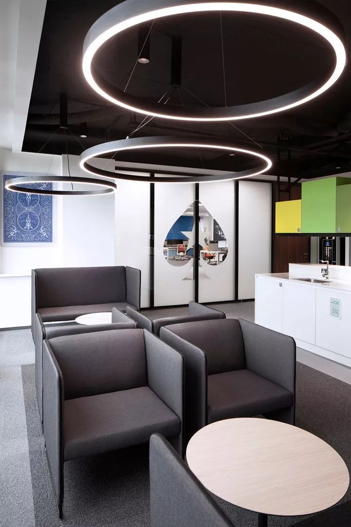 Stars Group 索非亚办公室 | 暗黑主题下的多元化空间设计-10