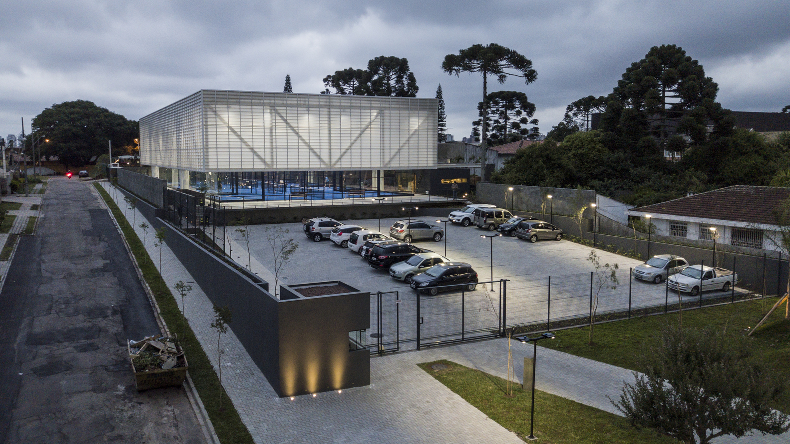 巴西 Curitiba 新 Padel Pavilion · 透明绿意运动天地-38