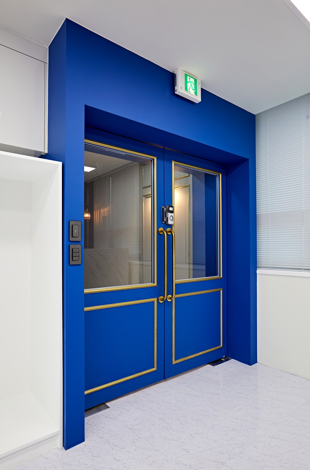 蓝色调的简洁法律事务所室内设计-20