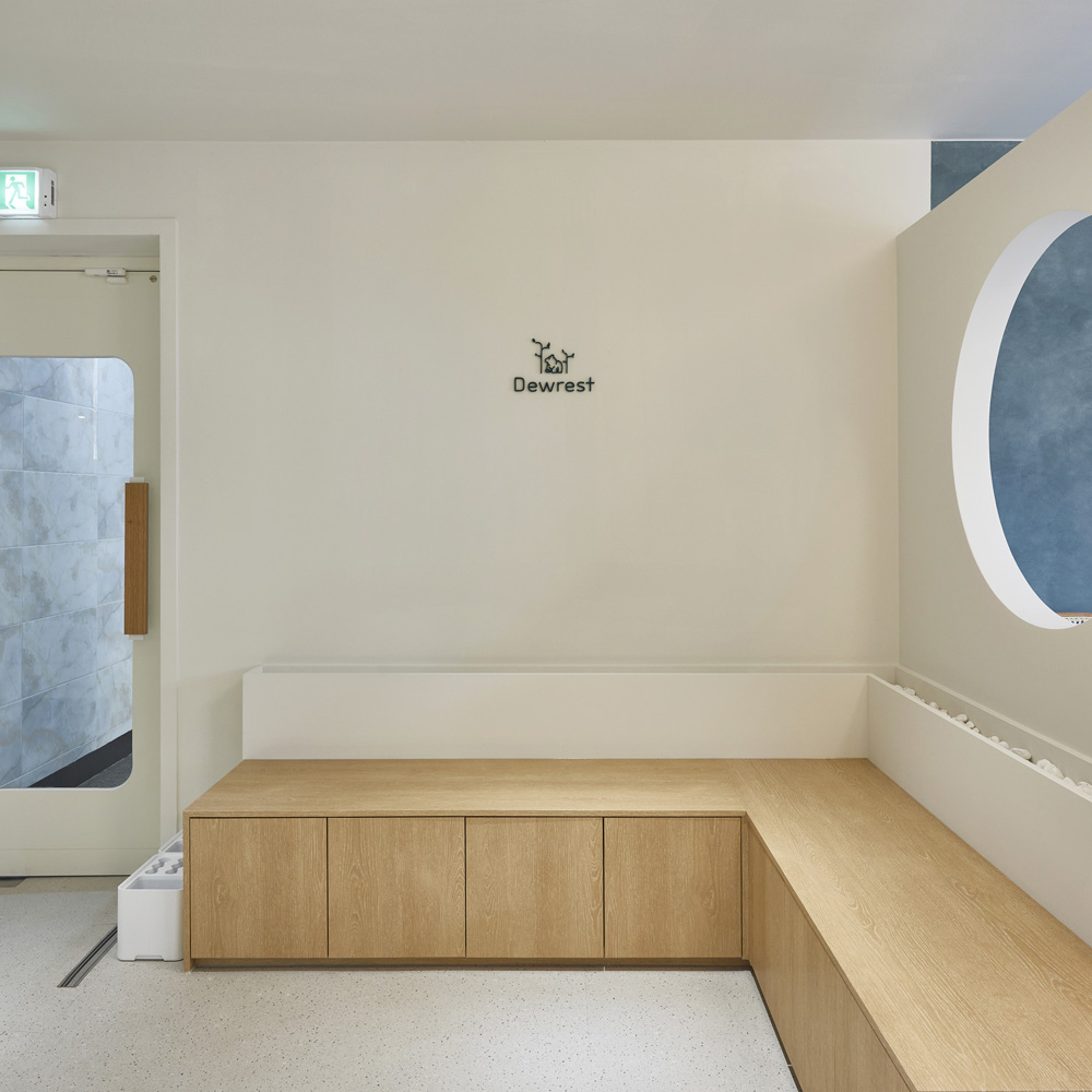 "白色&木质，现代设计的 30 平米咖啡厅"-17