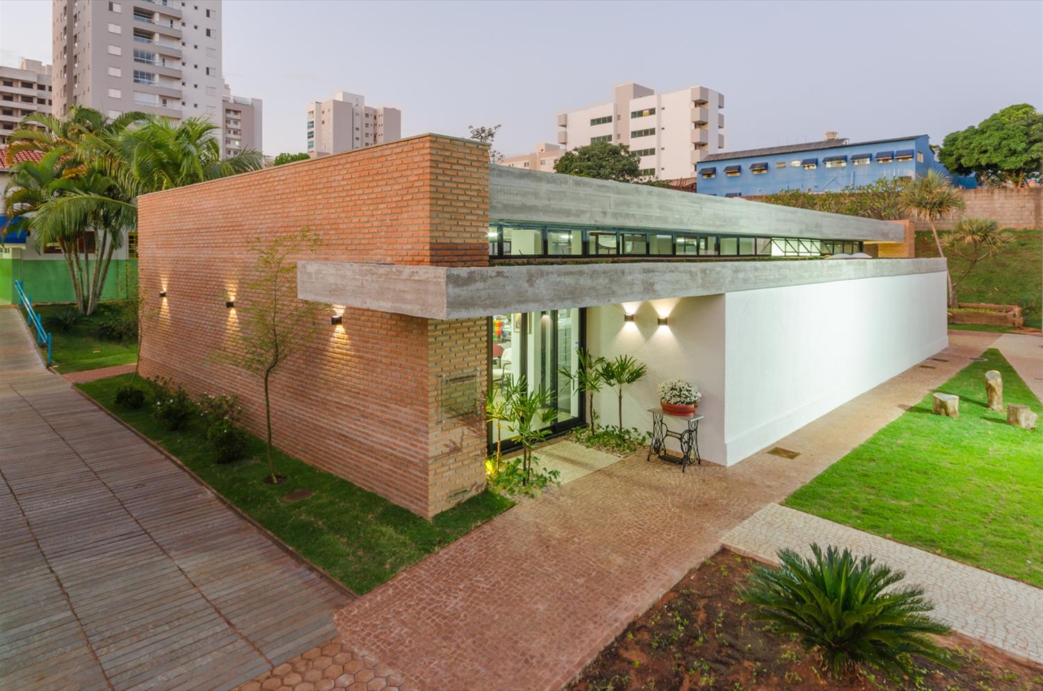 Clube de Mães · 简约现代的环保艺术建筑-3