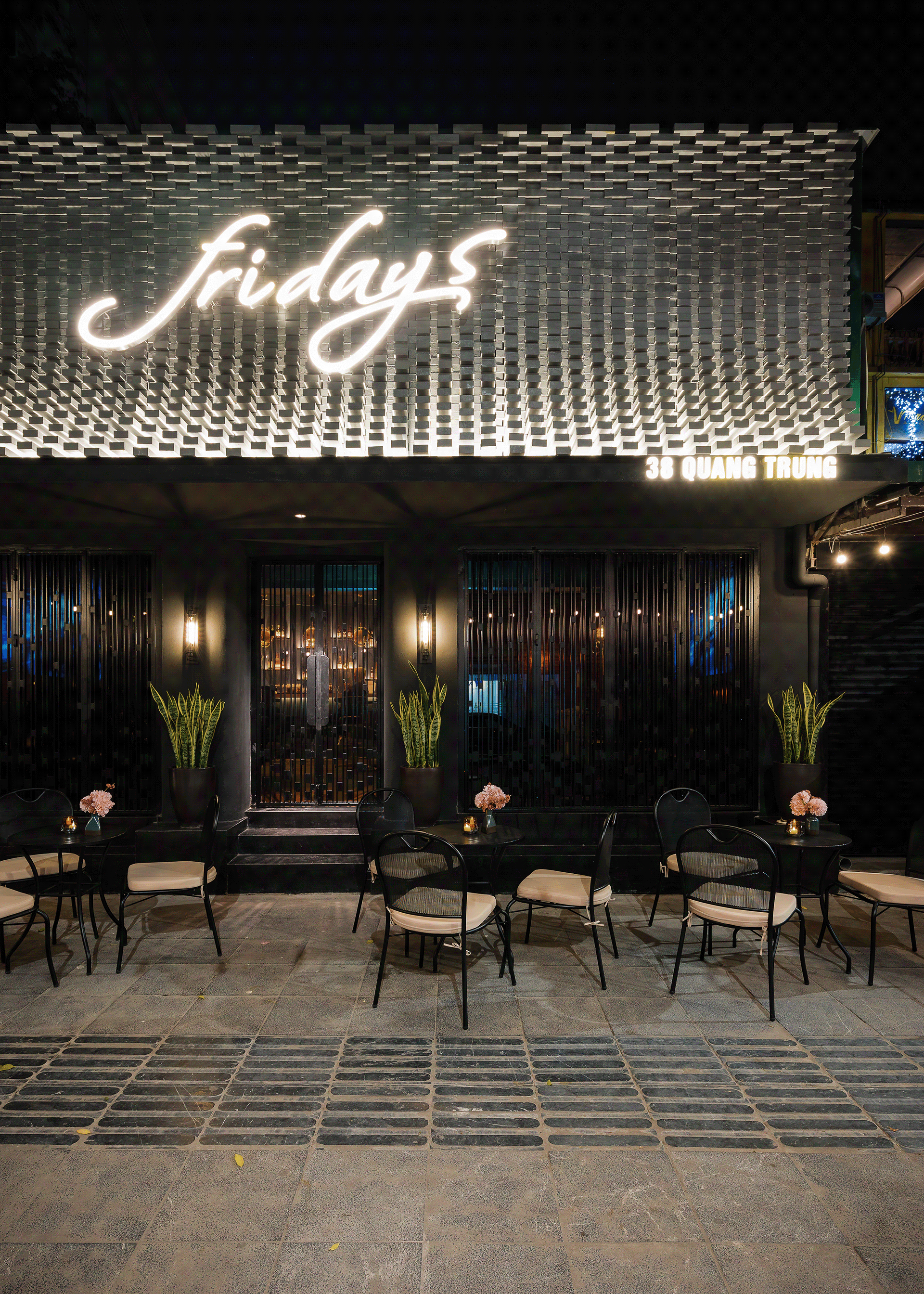 FRIDAYS BAR 室内外照片丨越南河内丨DTA 工作室-18