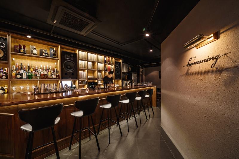 照明点缀的十平米温馨小酒吧设计-3