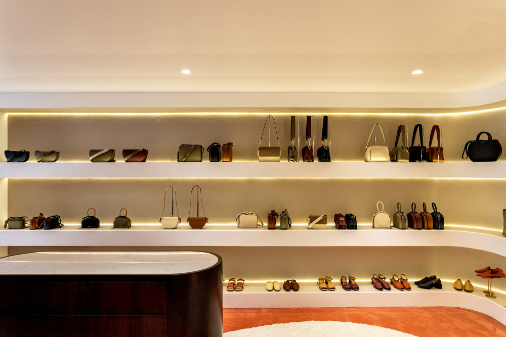 巴西极简皮包店,彰显永恒设计风格-19