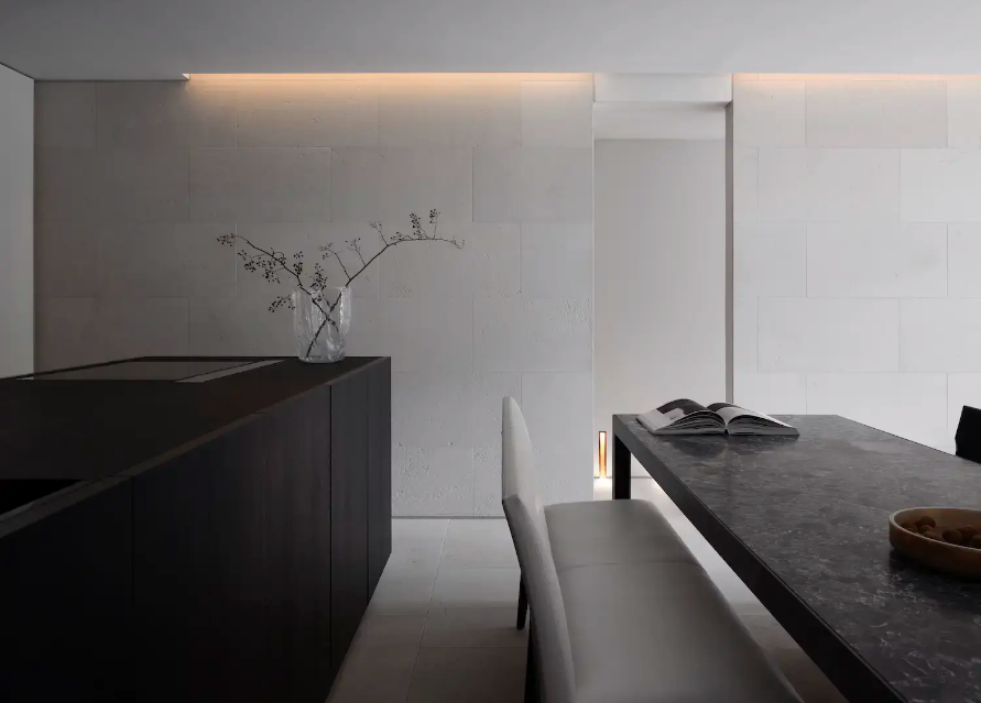 光影与匠心交织：菲利普·马西森的都市静谧栖居-4