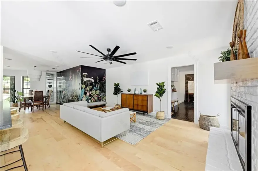 个性墙纸打造独特餐厅,翻转德州住宅视觉体验-3