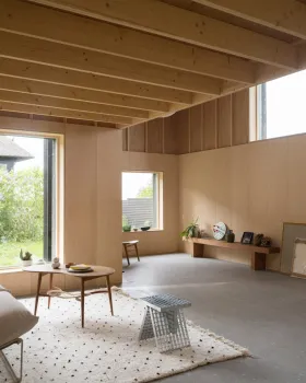丹麦烧焦松木扩建住宅（“带隐藏中庭的房子”）丨瑞典Förstberg Ling建筑工作室
