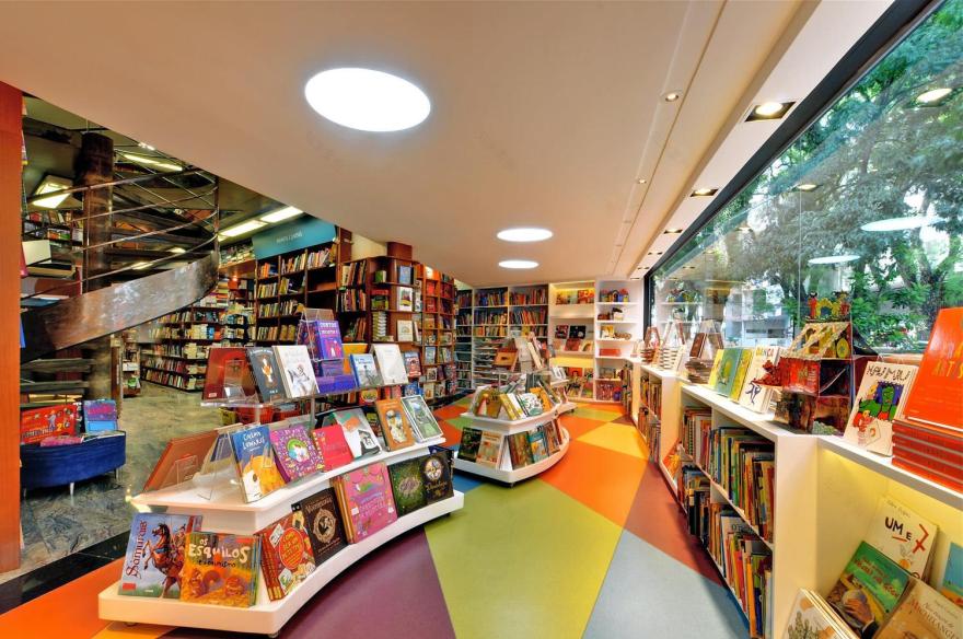 巴西圣保罗马丁斯·弗朗特书店 · 融合空间与书籍的现代设计-11