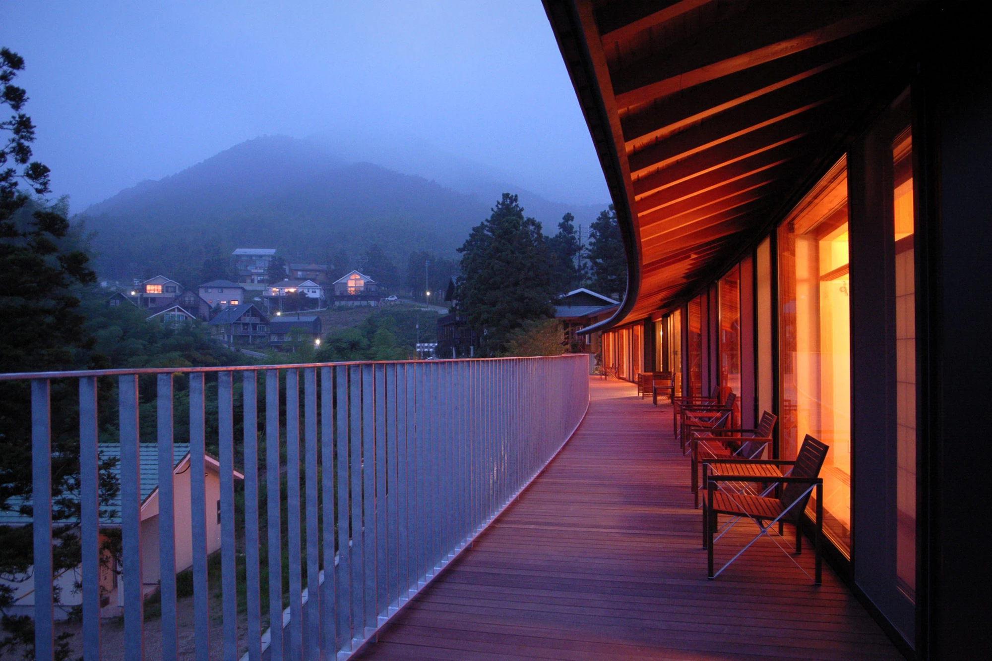 福冈 Raizan 山间别墅——连续弧形屋顶的观景胜地-27