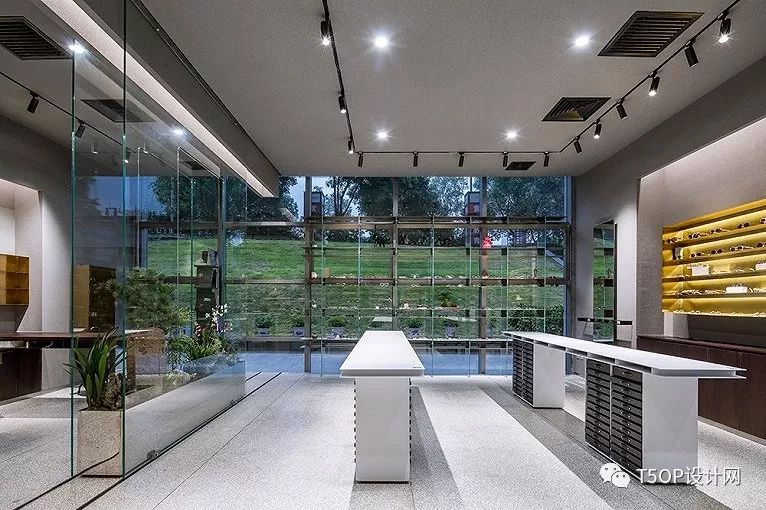 用玻璃与黄铜贯穿空间·北京阿目眼镜店铺-7