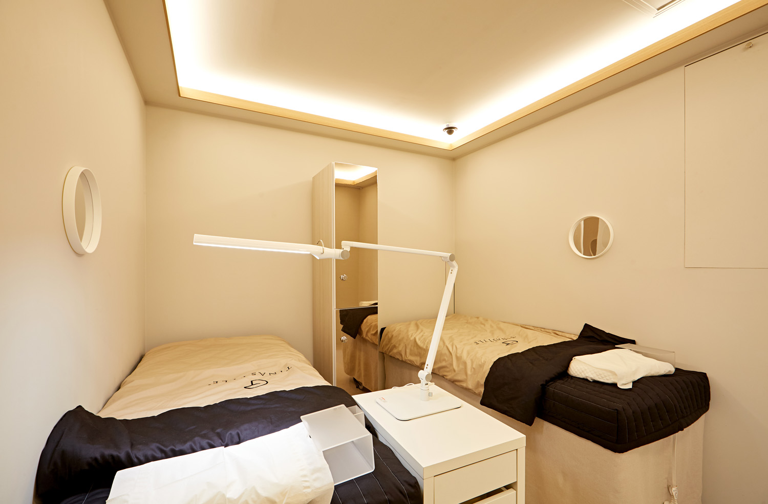 白色与木质的简约时尚，15 平米小空间的视觉扩大设计-10