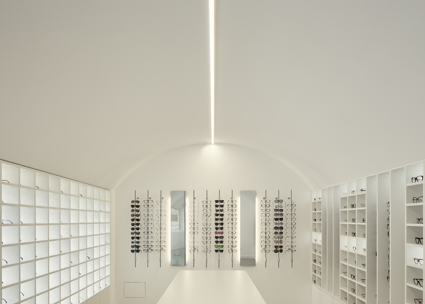 葡萄牙 Lena Optics 眼镜店,动感布局展现空间韵律-14