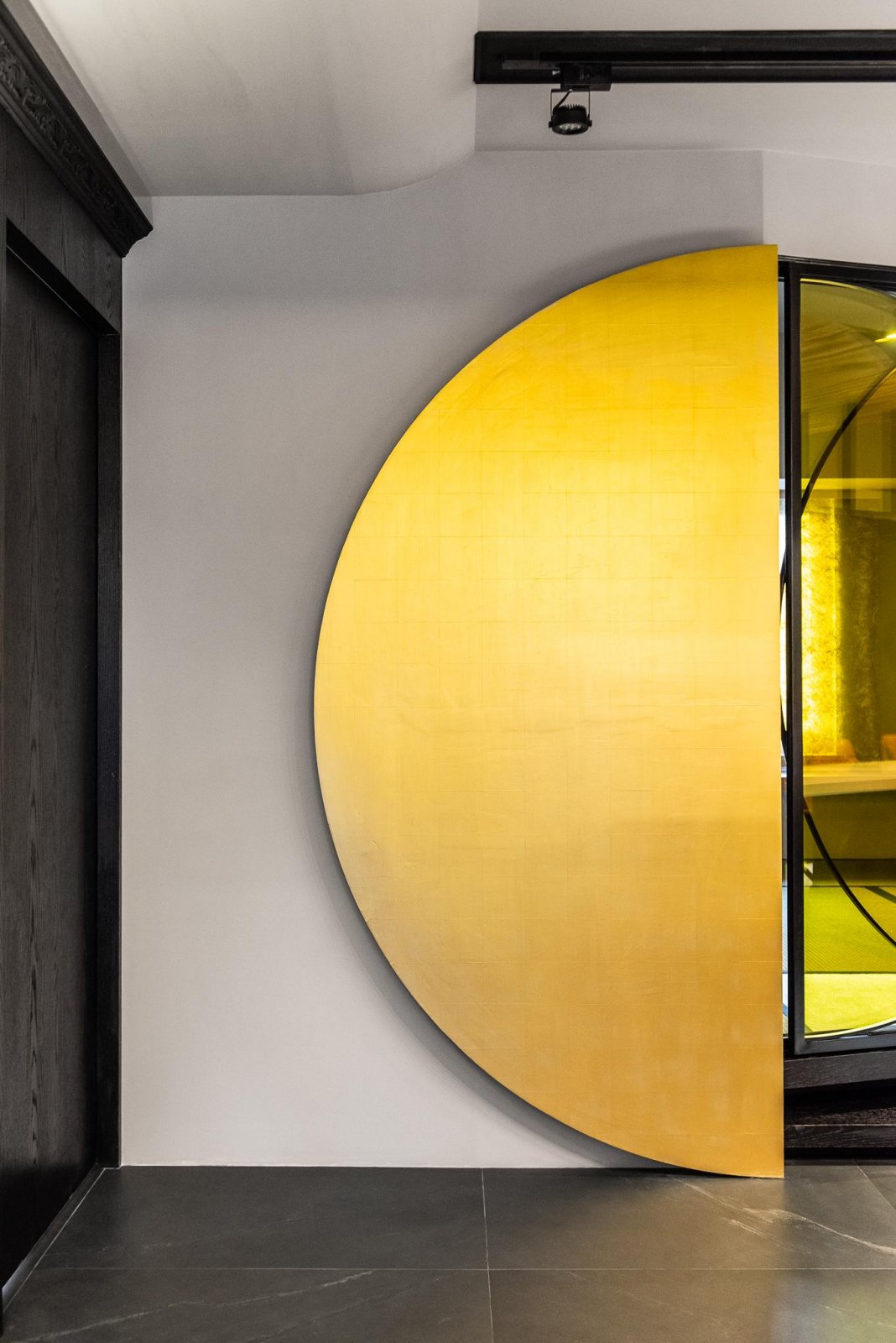 用黑色晕染出金色质感的艺术宅  麻石设计-21