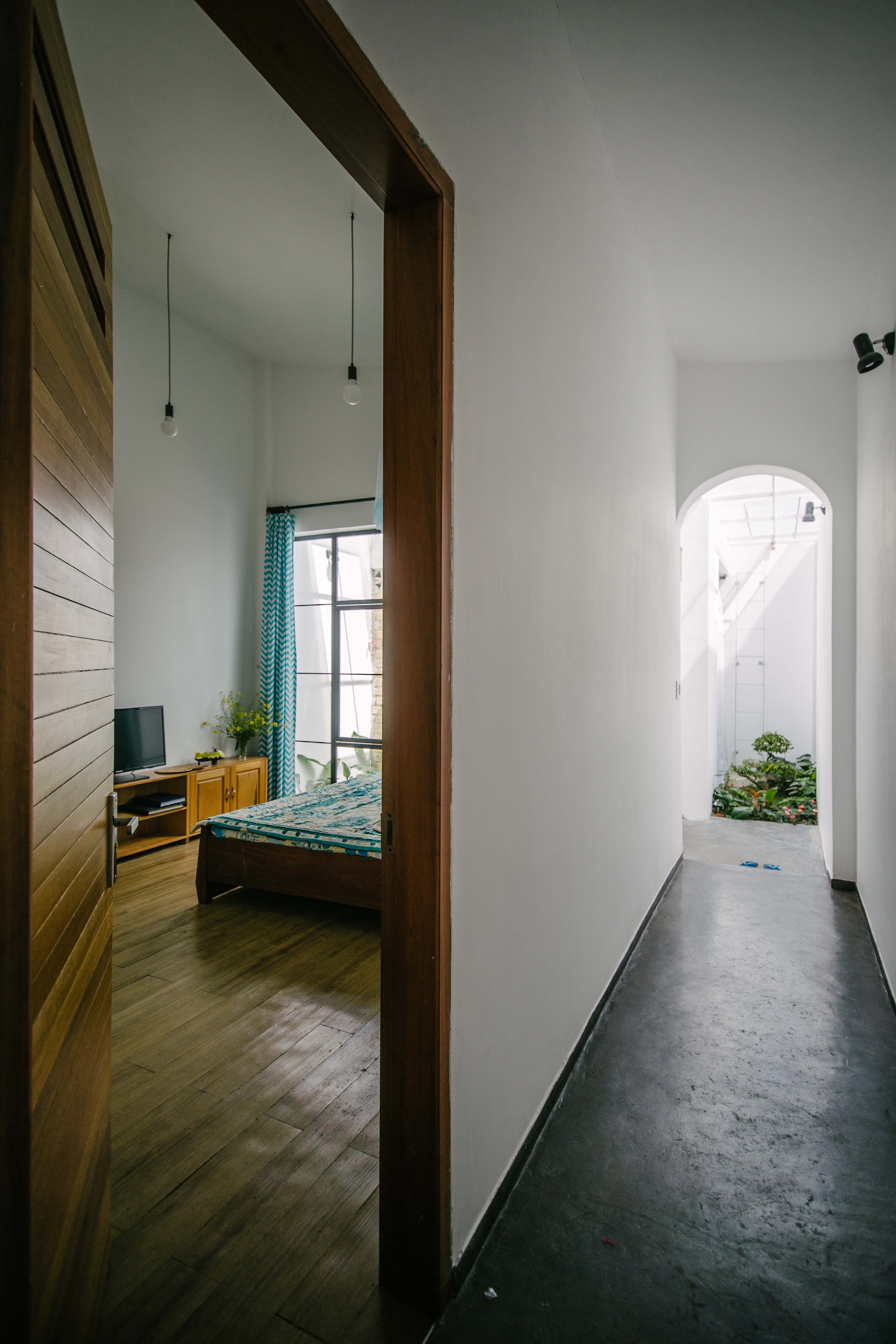 越南康图姆之家 | 热带绿意与极简白的共生空间-23