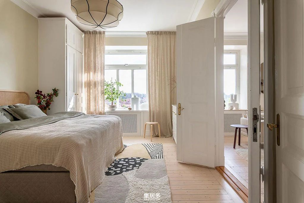 哥德堡明亮斯堪的纳维亚公寓的彩色画廊墙设计-11