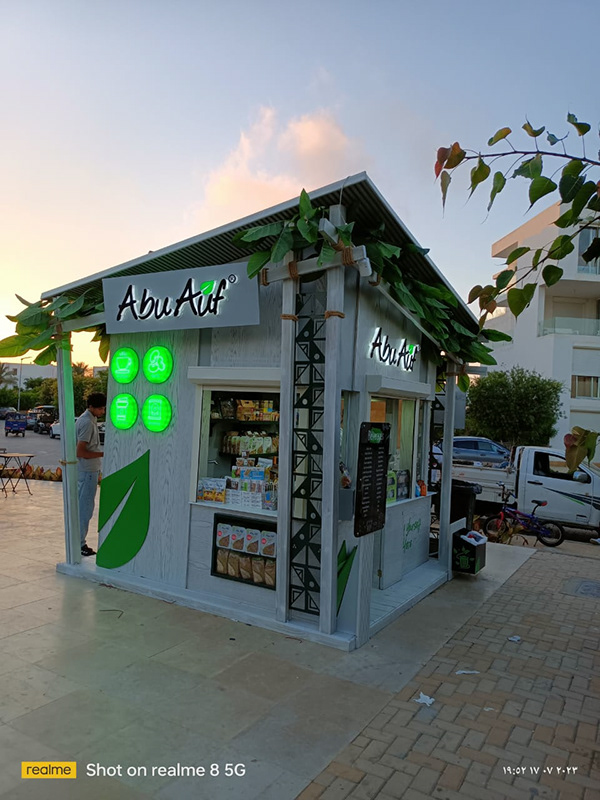 阿布在贝壳摊位上-1