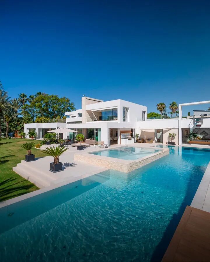 一个现代奢华别墅：尽享极致生活体验-0