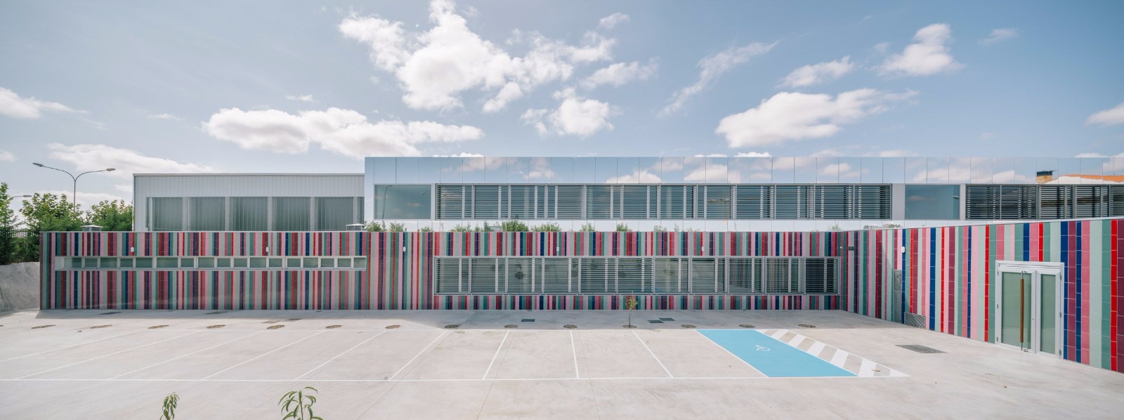 西班牙：镜面与多彩板条组成的儿童露天活动场-2