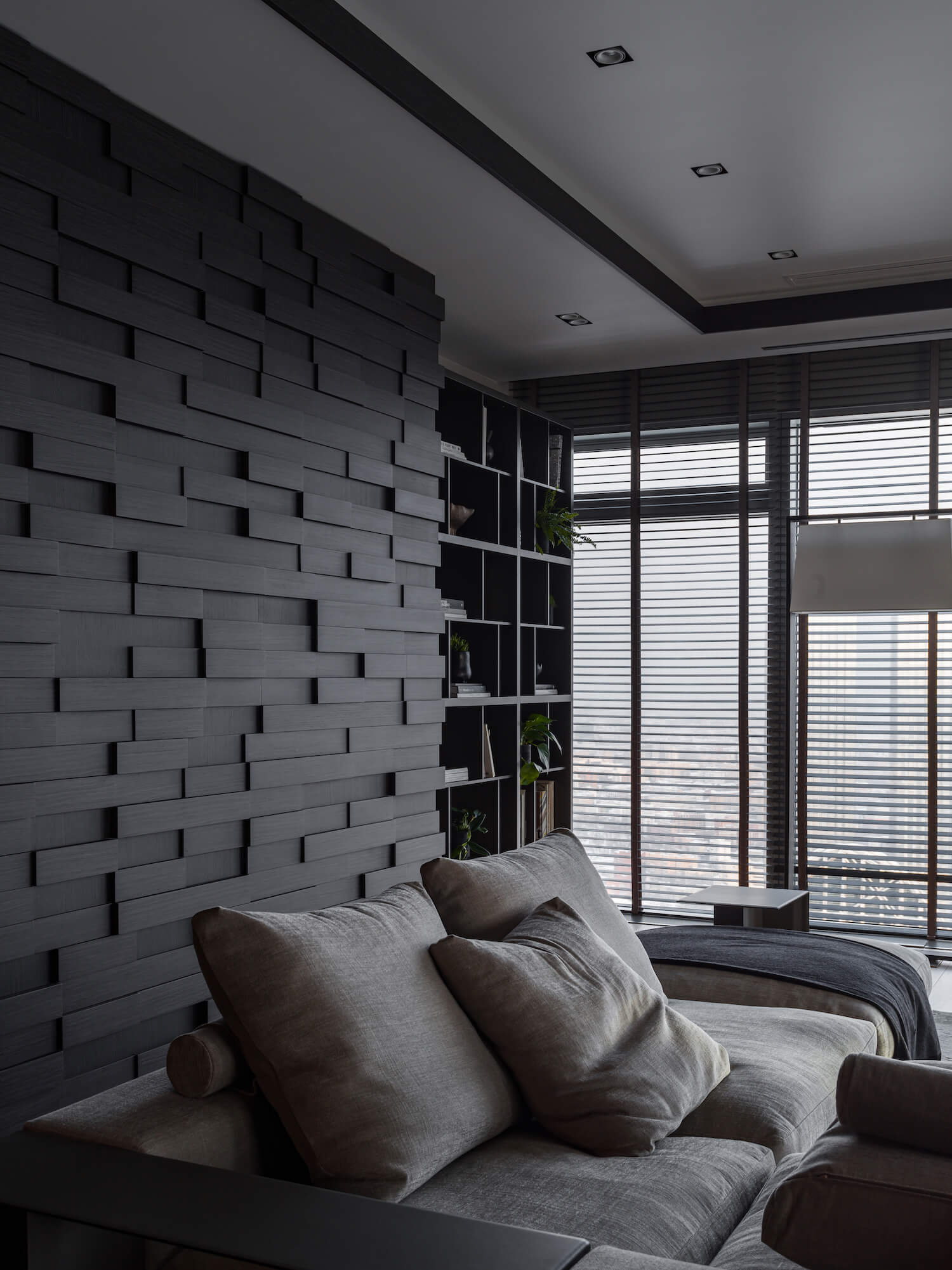 莫斯科黑色系公寓设计 既沉稳又有质感-0