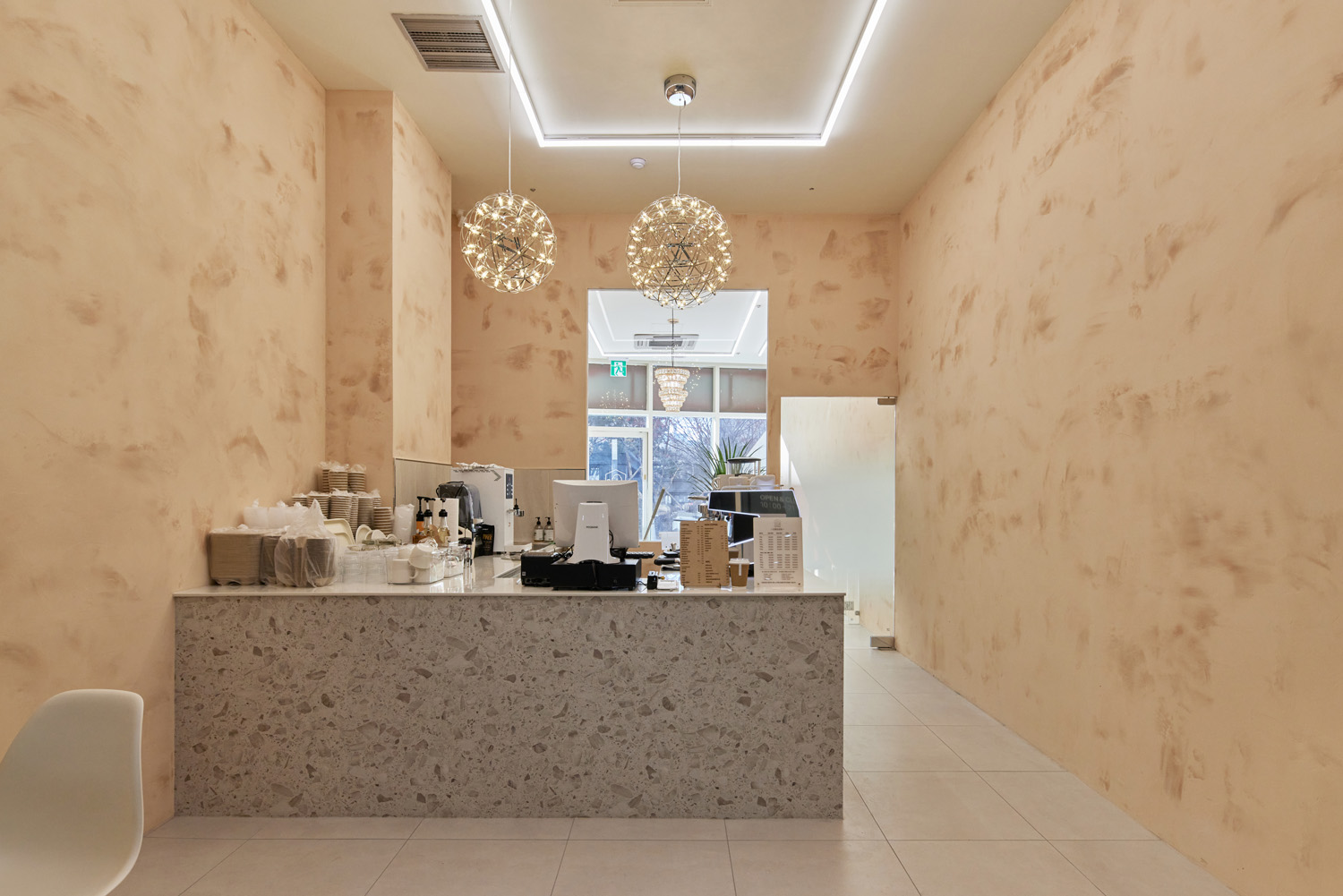 "15 坪温馨咖啡厅&美容室的室内设计"-4