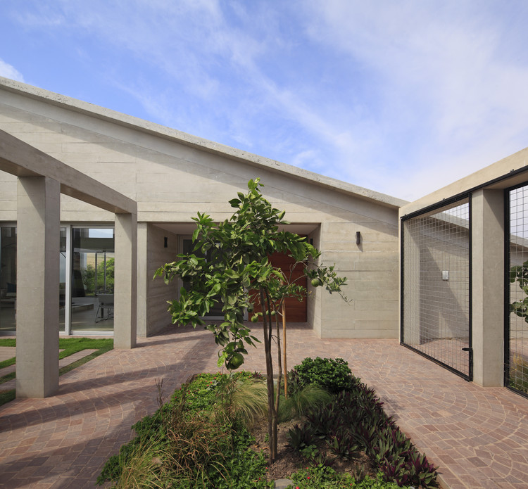 沙漠山丘中的 MW House | 绿意盎然、环境对话的休闲住宅-28