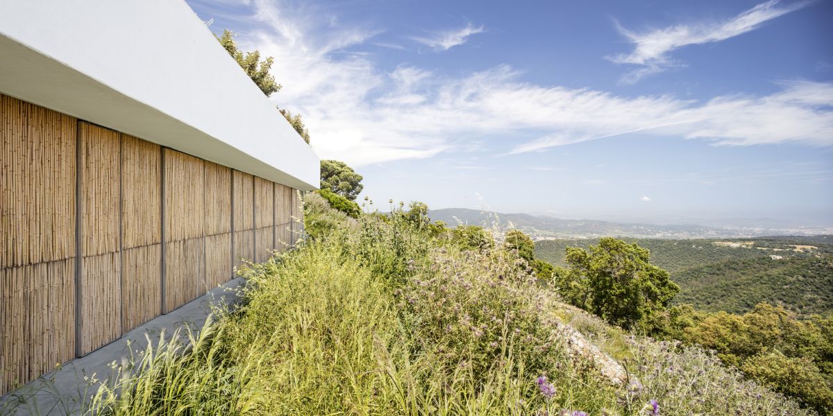 White House in Spain Turns To The Landscape-1