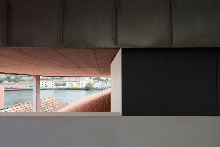 波尔图河畔的复古建筑重生-24