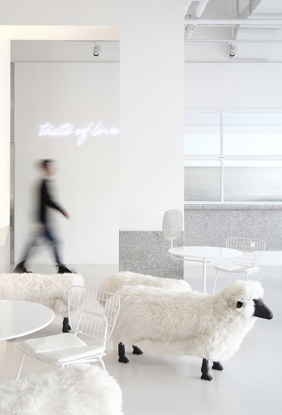 羊背上的甜品店，鄂尔多斯 / 尔我空间设计研究室-8