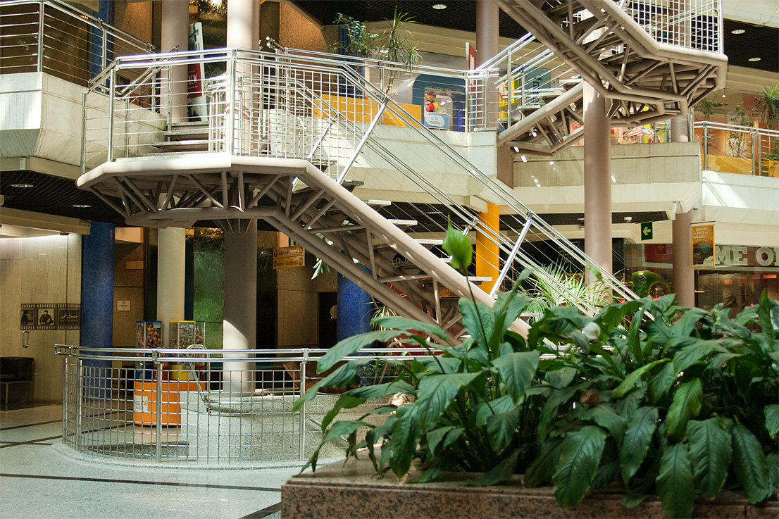 马德里购物中心光影设计营造都市广场氛围-10