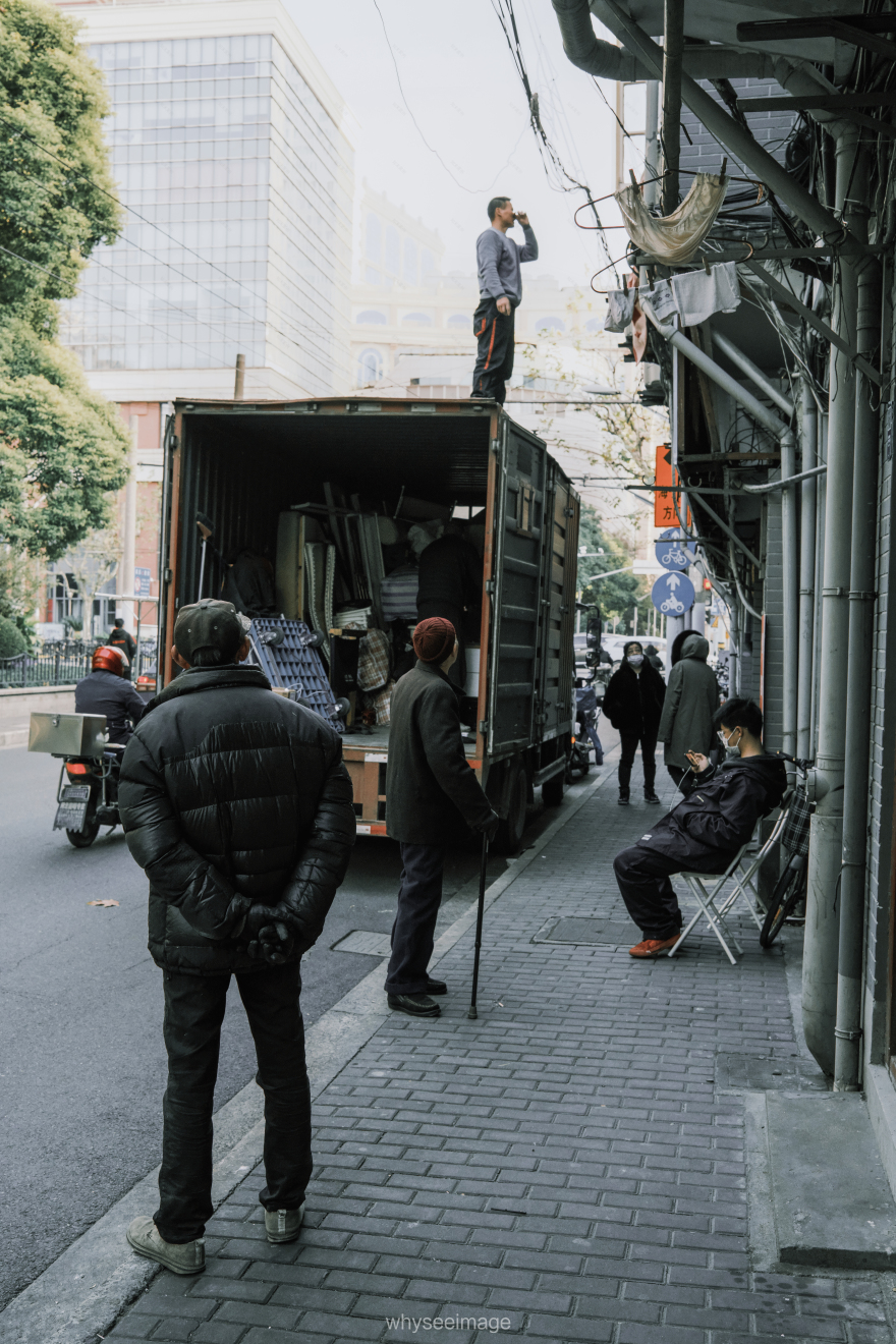 影子躺在地面上 · 不如回到街头丨中国上海丨whyseeimage-48