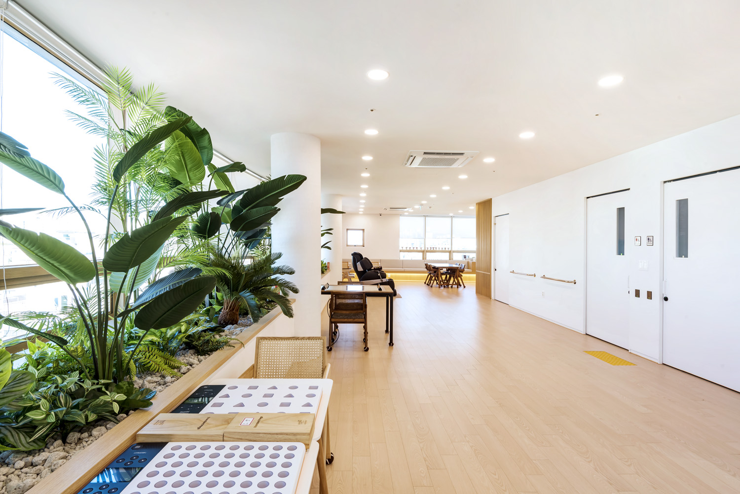 140 平明亮温馨的现代简约风格甜品店设计-12