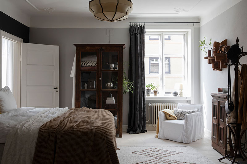 瑞典暗调小公寓的丰富纺织品设计-8