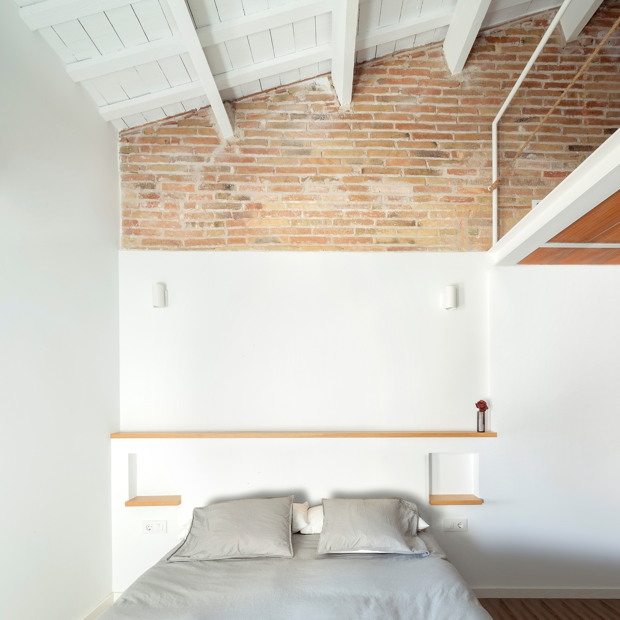 巴塞罗那海洋之畔的白色轻盈阁楼公寓-2