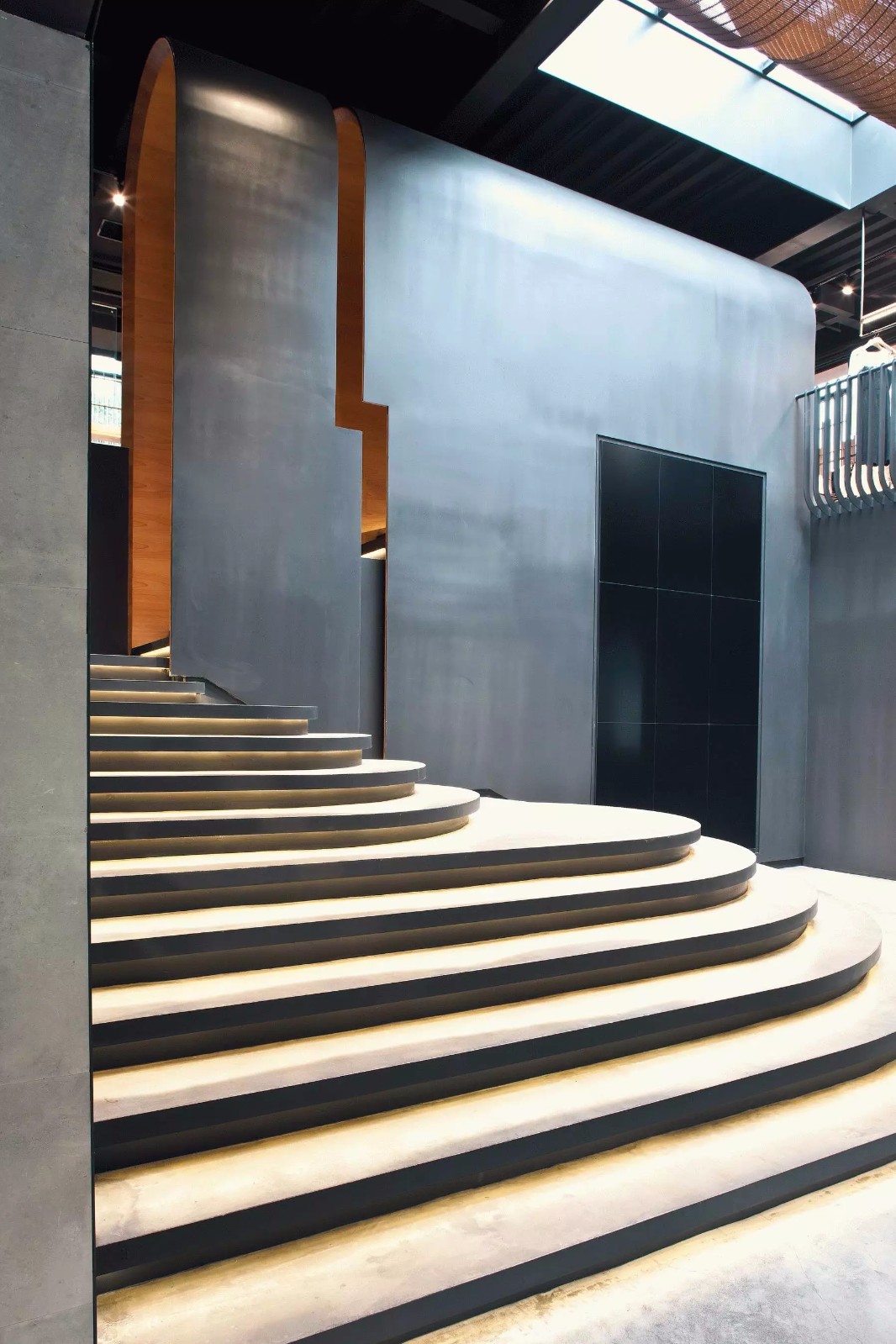 “直白”拱形打造的MINZE STYLE名师路时装概念集合店-4