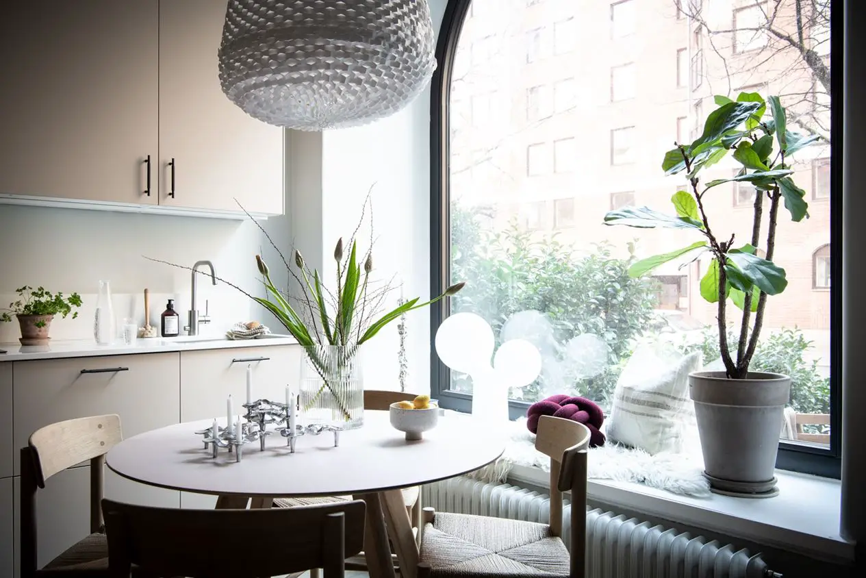 瑞典 35m2 弧形窗工作室 | 古典与现代的完美结合-7