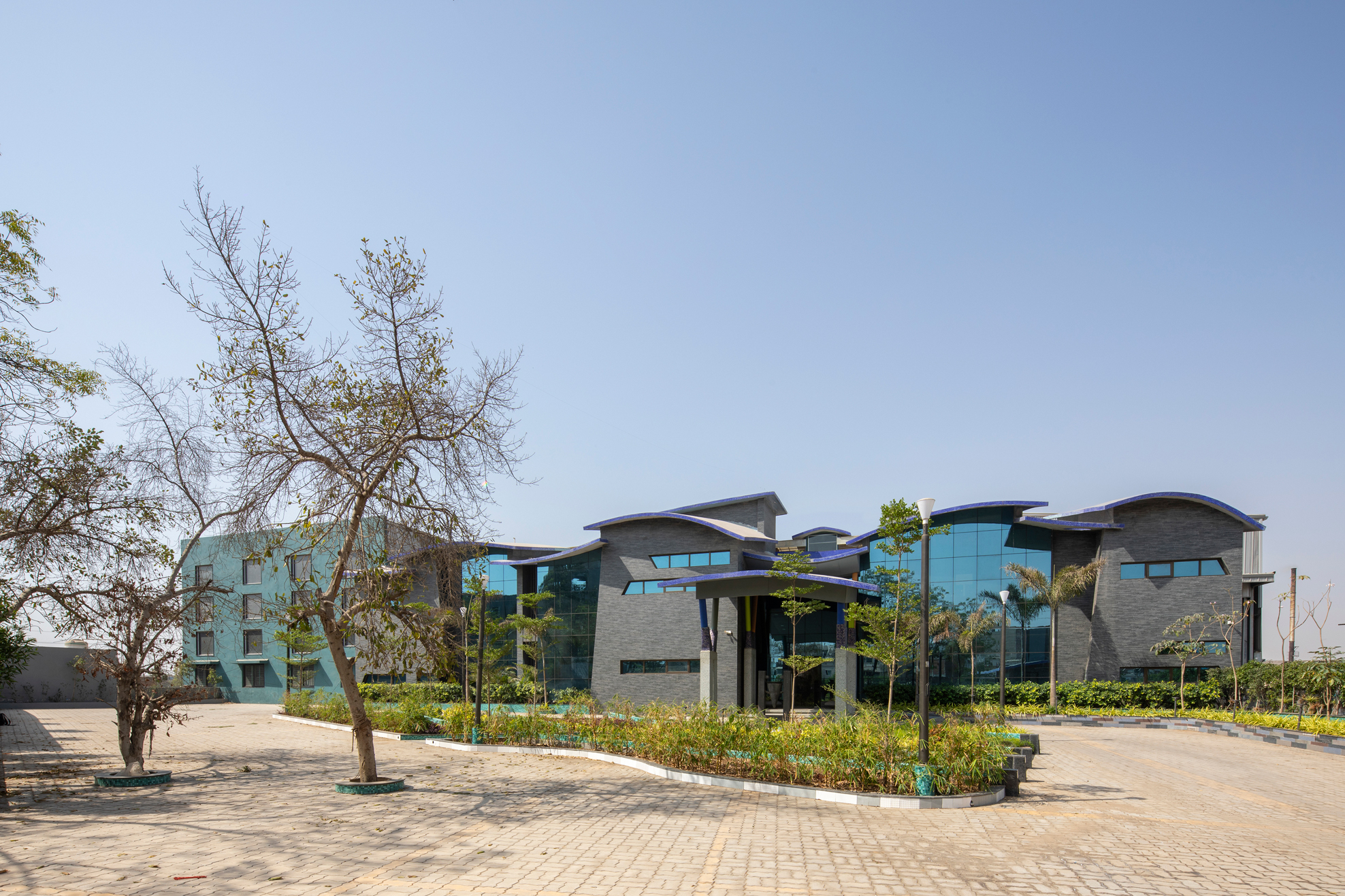 波浪形屋顶的纺织印刷机械制造商总部-11