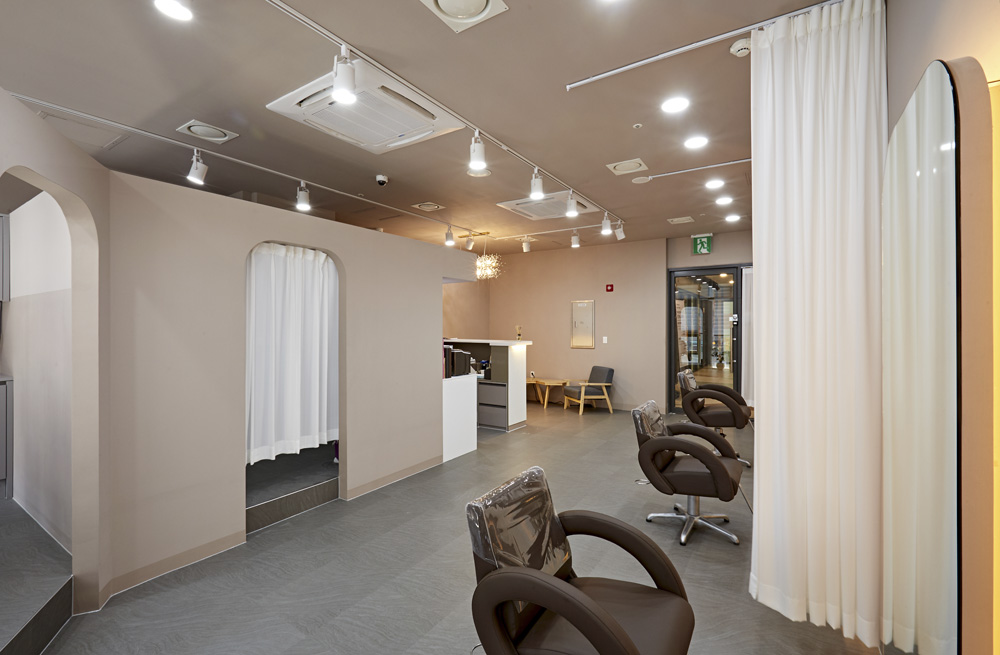 点亮空间之美 | 14 平米美容店的照明设计-9