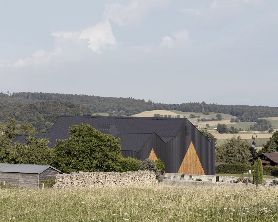 Le Vaud 社区大厅 | 多功能、环保的瑞士乡村建筑-5